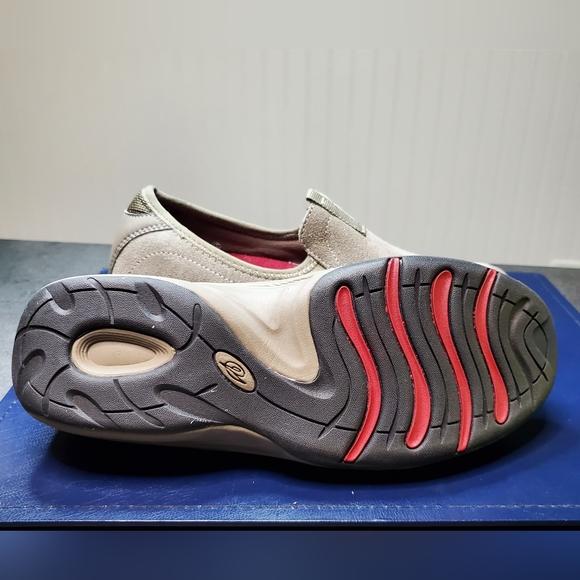 Suede Easy Spirit Langston Explorer 24 Slip-on Taupe/Light Tan Womens size 7 - Picture 5 of 9